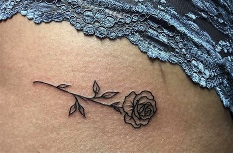 tatuajes de flores en los gluteos|Tatuaje de Rosa en el glúteo oldschool realizado por Alejo GMZ,。